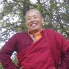 Khenpo Trinley Gyaltsen éclatant de rire, la joie