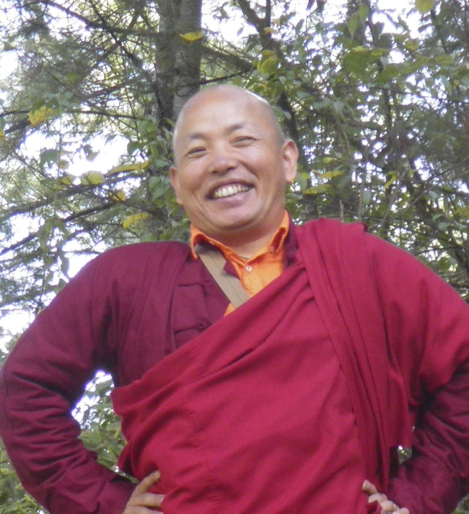 Khenpo Trinley Gyaltsen éclatant de rire, la joie