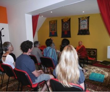 Khenpo Trinley Gyaltsen en conférence devant un groupe dans la salle Chadorla à Bourges